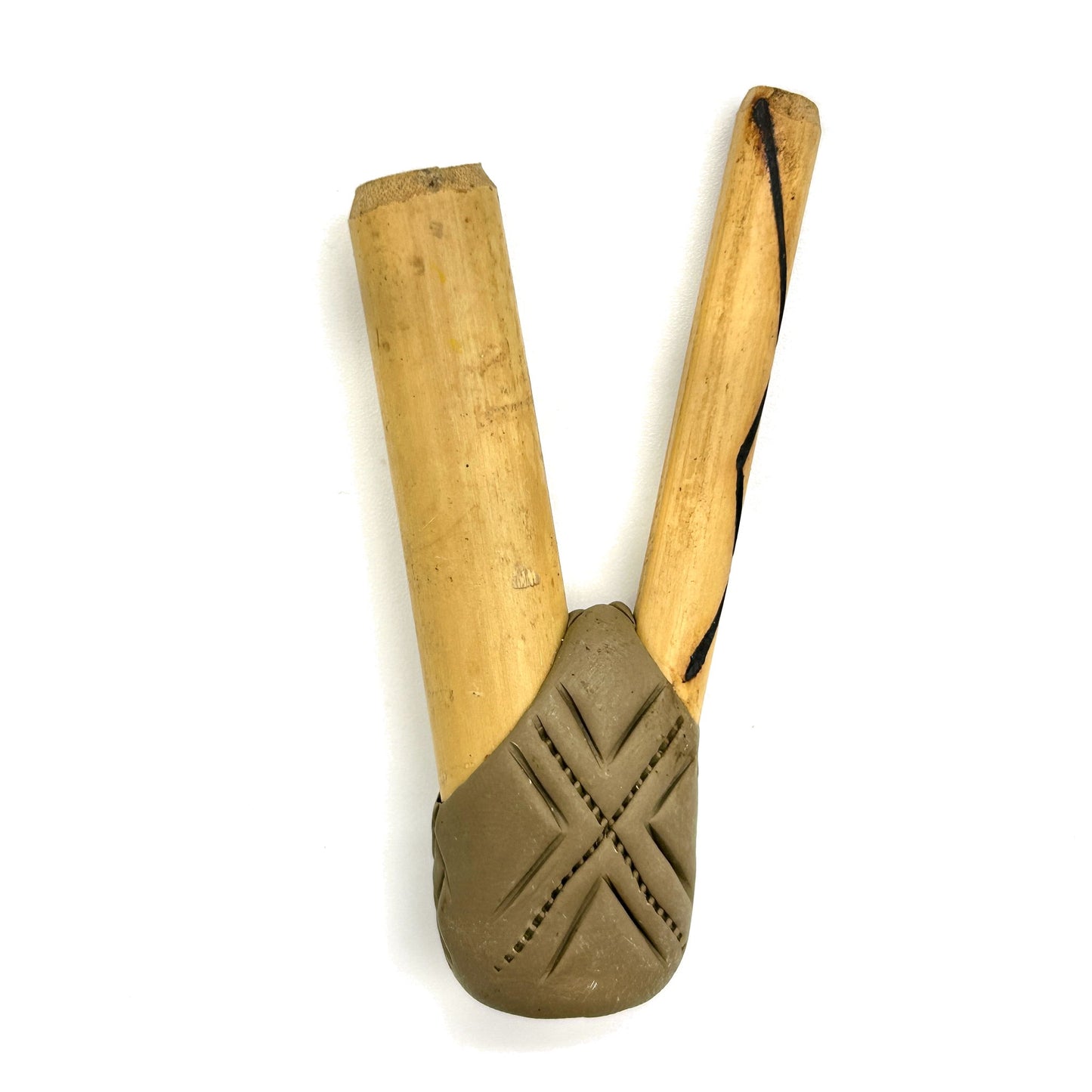 Handmade Puyanawa bamboo kuripe pipe No. 0161 with Kêne design in warm-brown Earth Umber clay