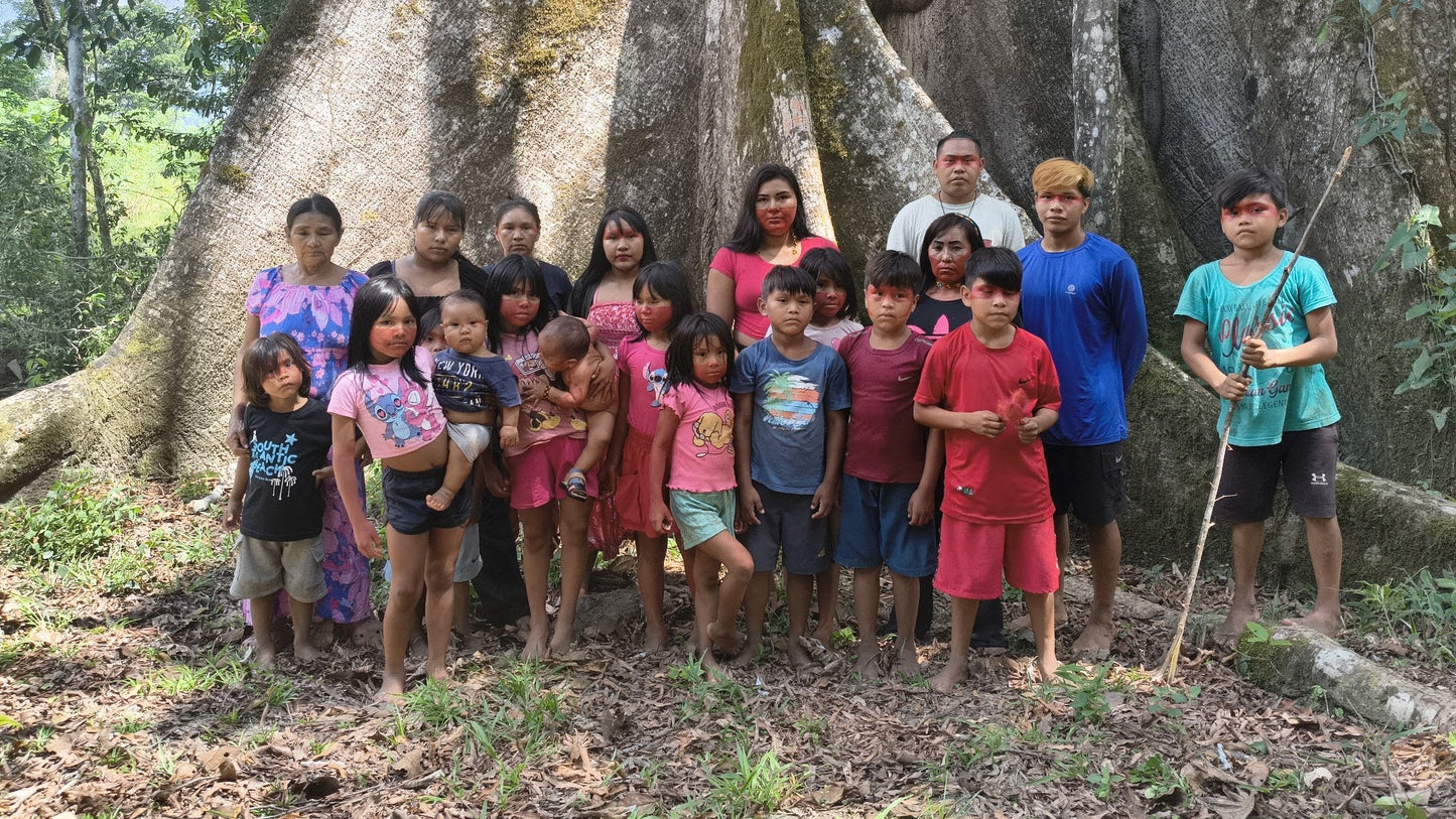 Noke Koi families beneath a giant samaúma tree in Acre, Brazil — the community the Água pela Vida well is for
