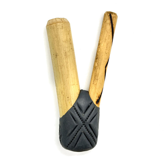Handmade Puyanawa bamboo kuripe pipe No. 0142 with Kêne design in charcoal-grey River Slate clay