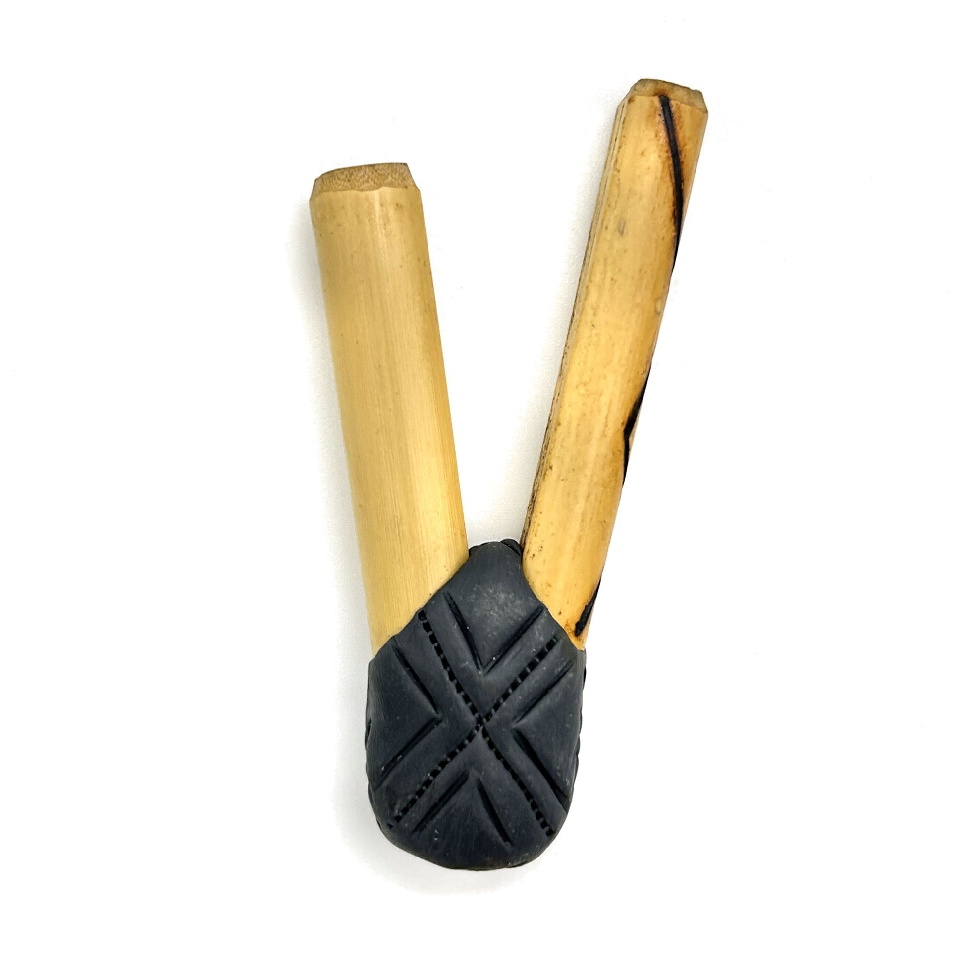 Handmade Puyanawa bamboo kuripe pipe No. 0145 with Kêne design in charcoal-grey River Slate clay