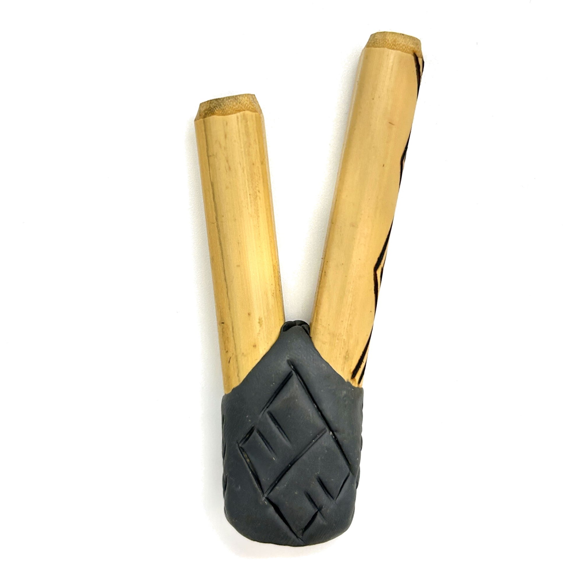 Handmade Puyanawa bamboo kuripe pipe No. 0151 with Kêne design in charcoal-grey River Slate clay