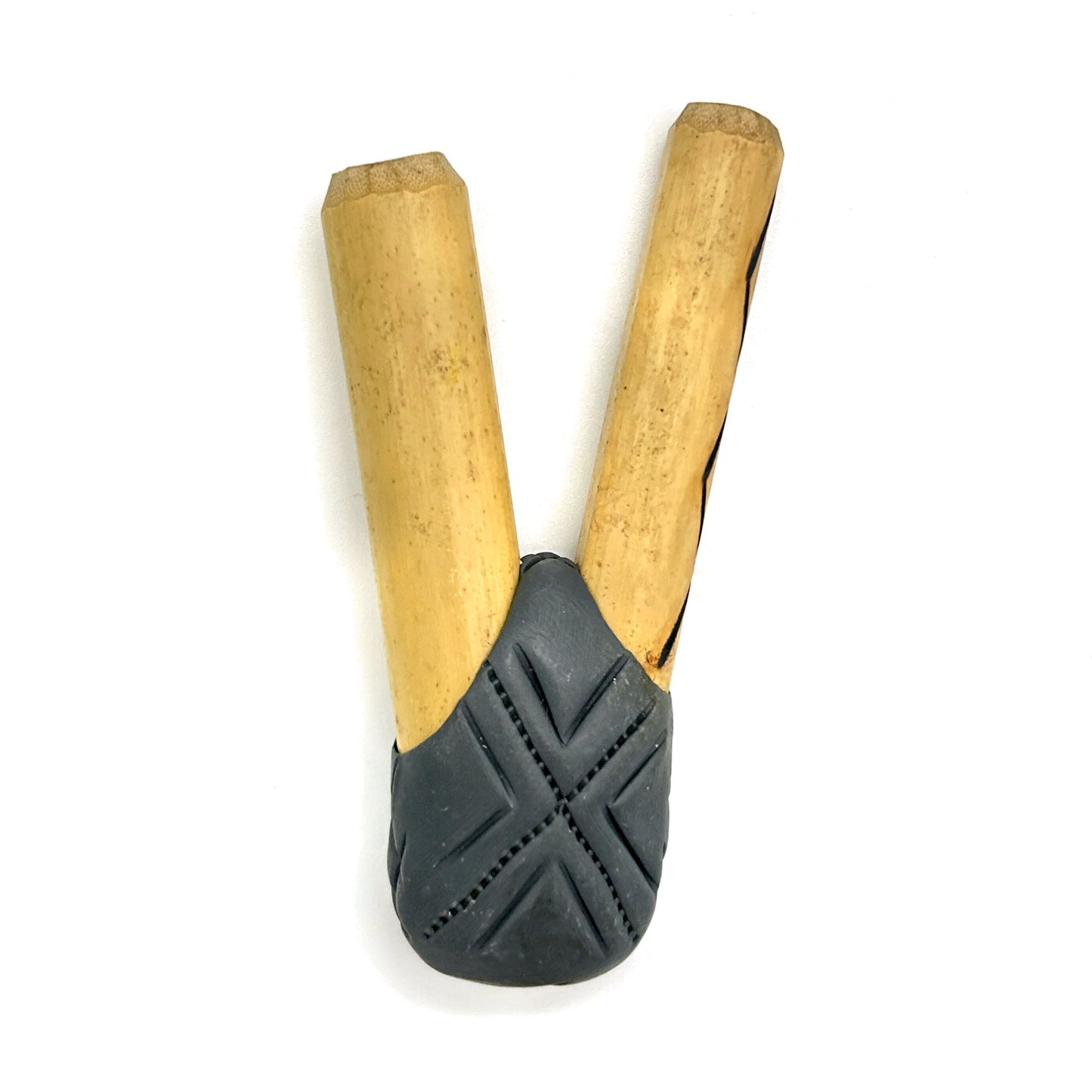 Handmade Puyanawa bamboo kuripe pipe No. 0157 with Kêne design in charcoal-grey River Slate clay