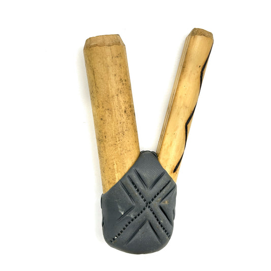 Handmade Puyanawa bamboo kuripe pipe No. 0163 with Kêne design in charcoal-grey River Slate clay