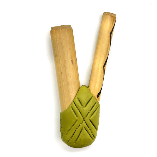 Handmade Puyanawa bamboo kuripe pipe No. 0171 with Kêne design in olive-green Forest Olive clay