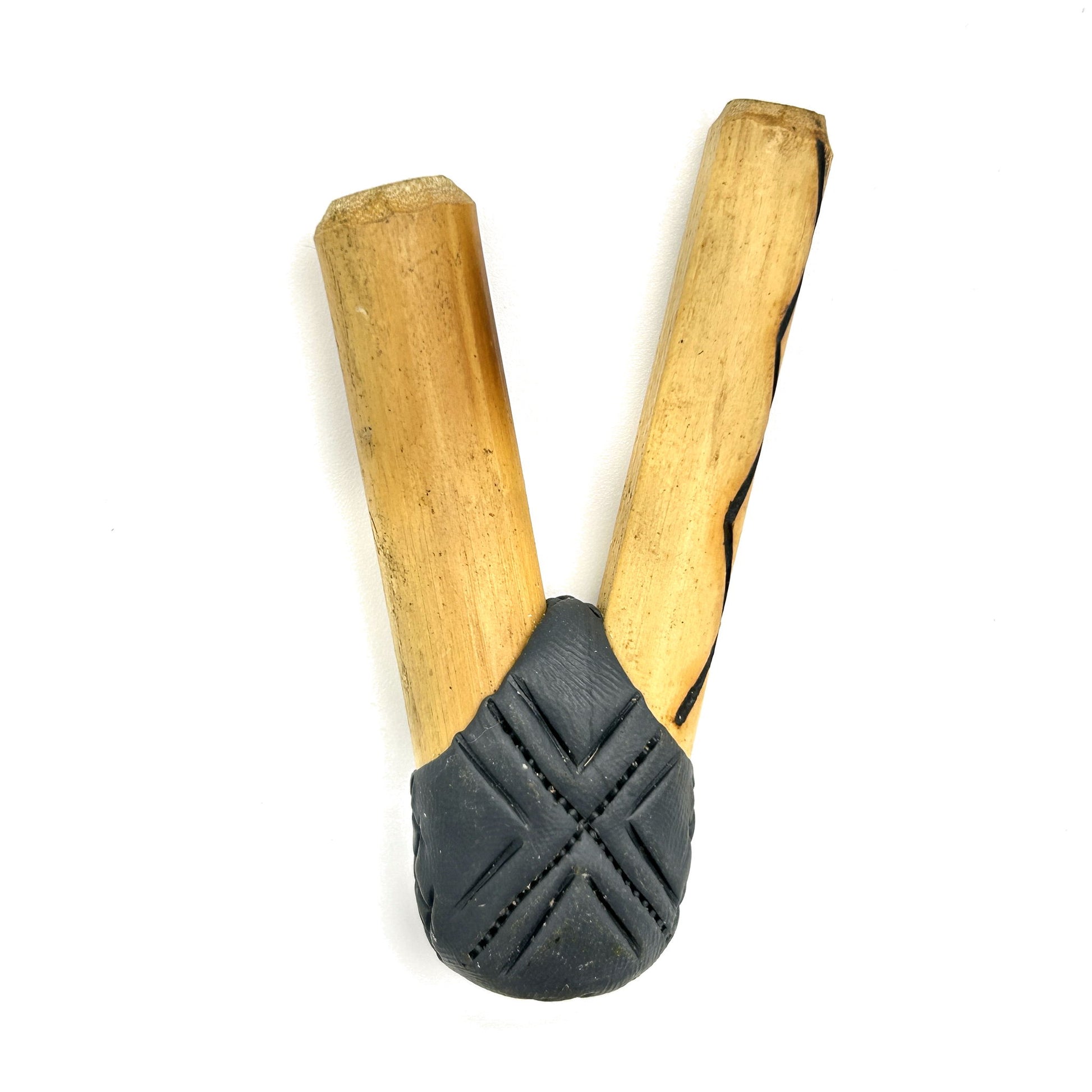 Handmade Puyanawa bamboo kuripe pipe No. 0175 with Kêne design in charcoal-grey River Slate clay
