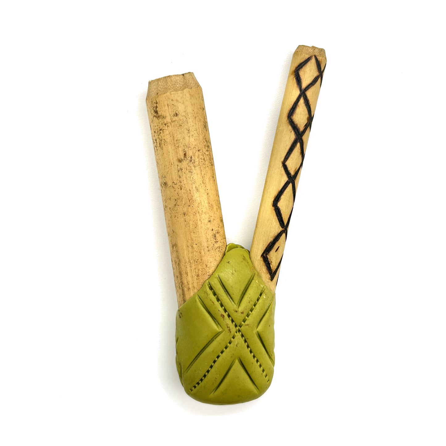 Handmade Puyanawa bamboo kuripe pipe No. 0180 with Kêne design in olive-green Forest Olive clay