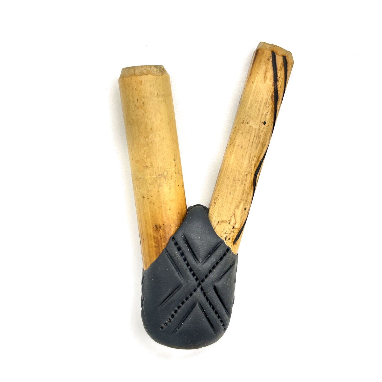 Handmade Puyanawa bamboo kuripe pipe No. 0184 with Kêne design in charcoal-grey River Slate clay