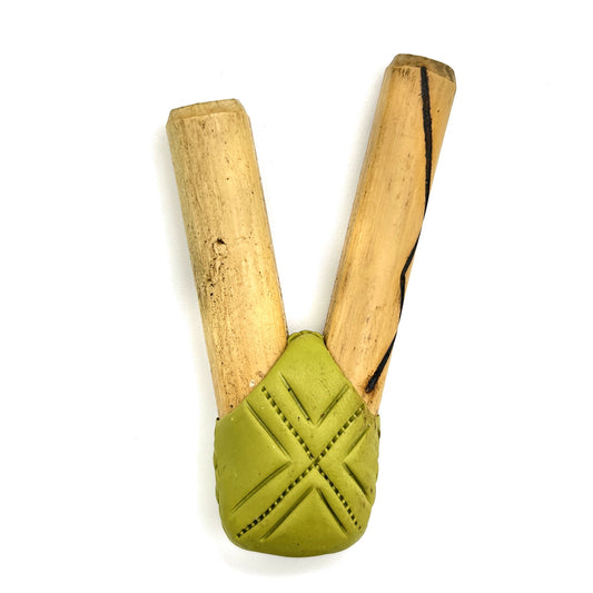 Handmade Puyanawa bamboo kuripe pipe No. 0186 with Kêne design in olive-green Forest Olive clay