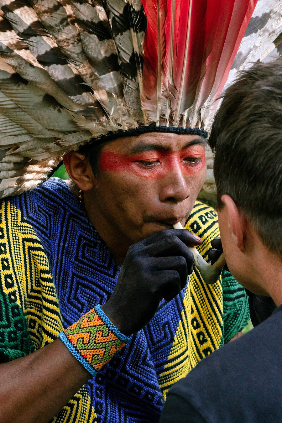 Receiving rapé through a tepi