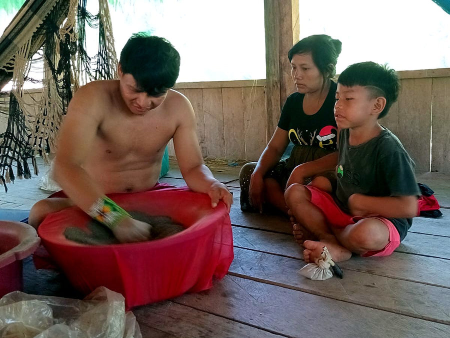 Sifting the finished rapé — family gathered round